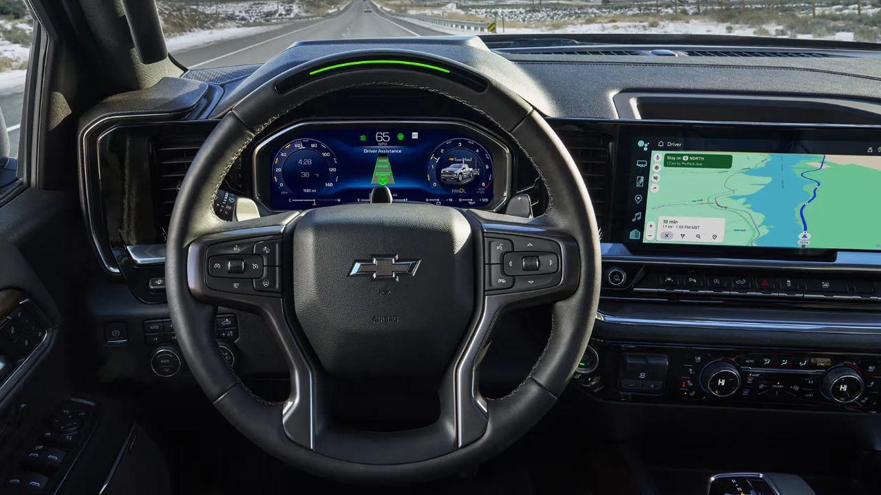 vue de l'habitacle et du tableau de bord d'un Chevrolet Silverado 1500 2026
