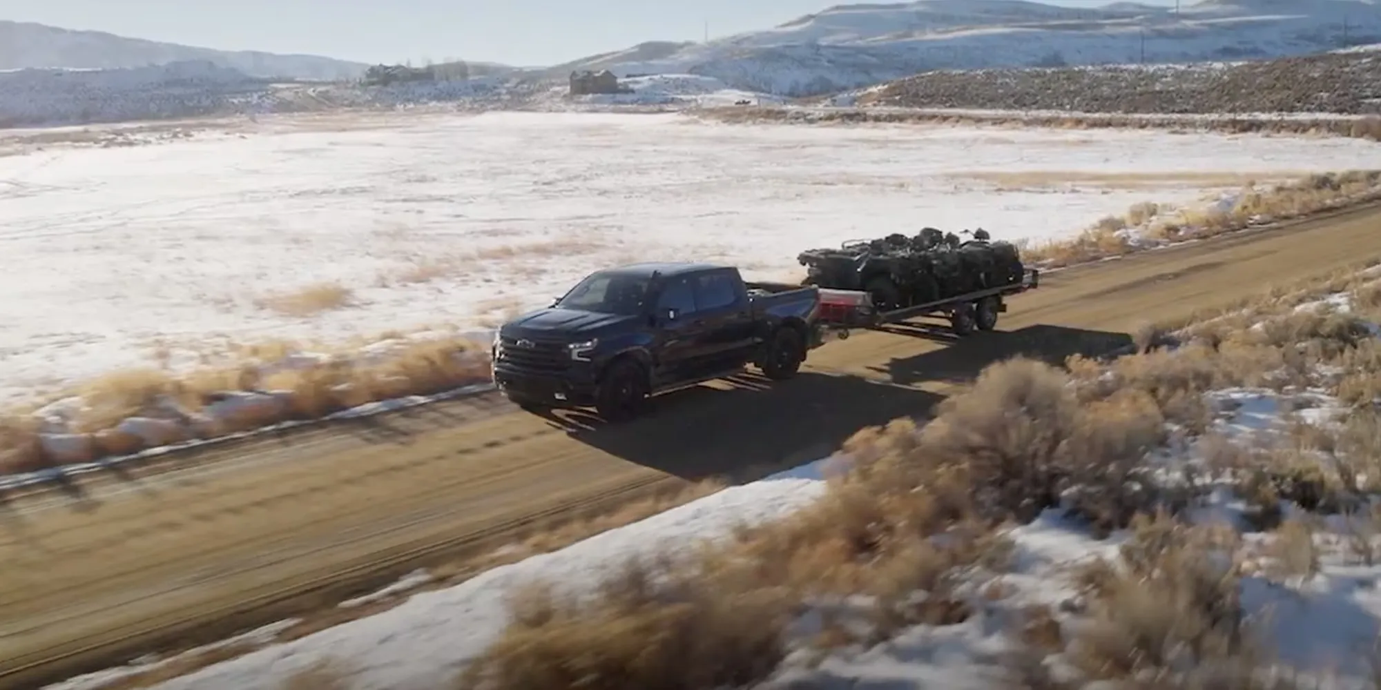 vue latérale avant d'un Chevrolet Silverado 1500 2026 avec une remorque