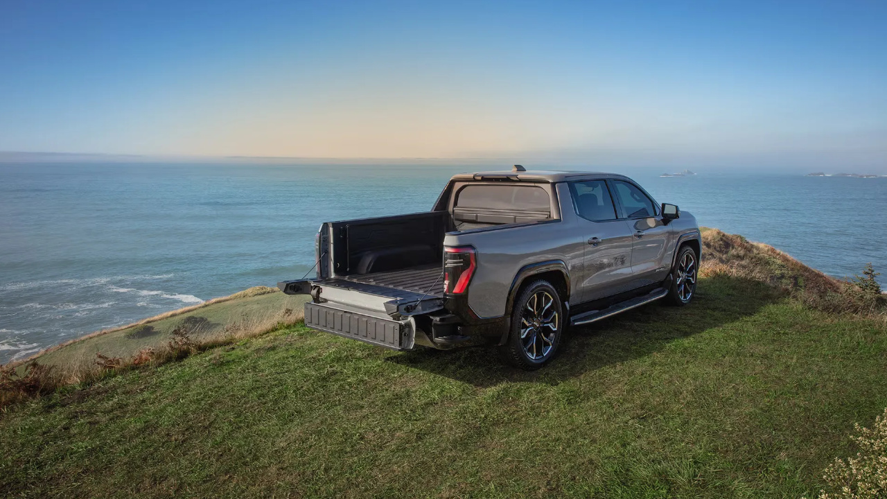 vue latérale arrière d'un GMC Sierra EV 2026