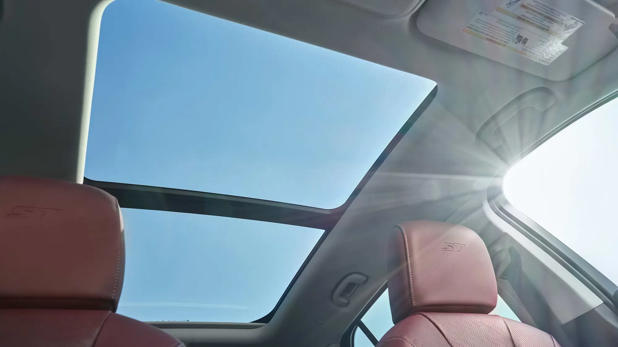 Toit ouvrant panoramique du Buick Envision 2026 vu depuis l’habitacle.