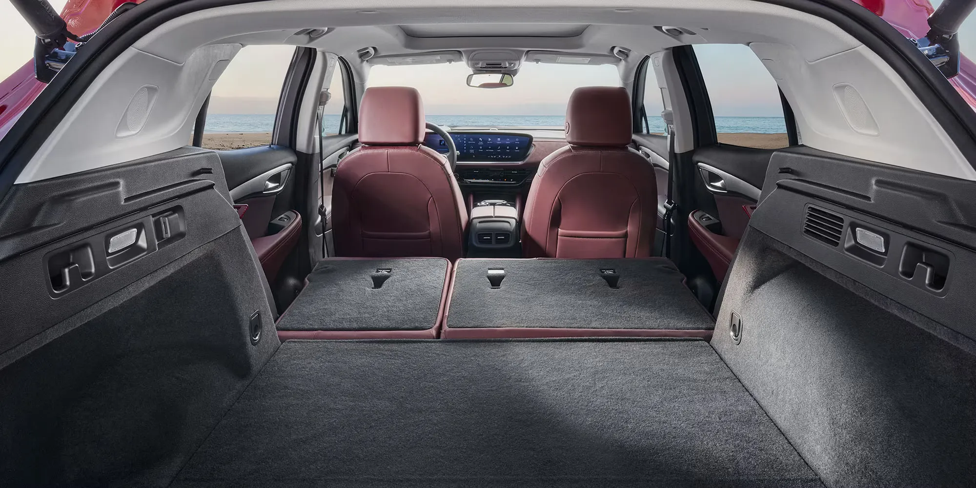 Coffre du Buick Envision 2026 avec sièges arrière rabattus et grand espace de chargement.