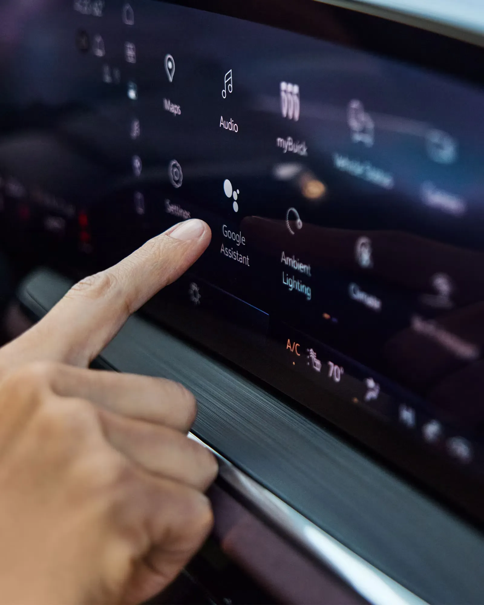 Main utilisant l’écran tactile du Buick Envision 2026.