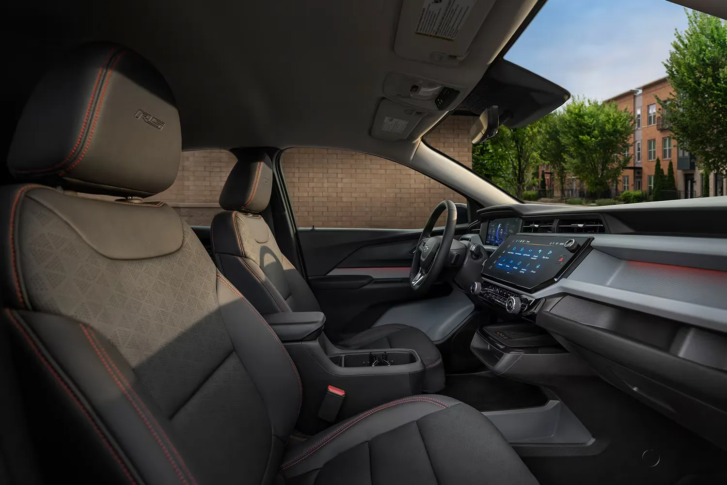 Intérieur du Chevrolet Bolt 2027 avec sièges avant et tableau de bord.
