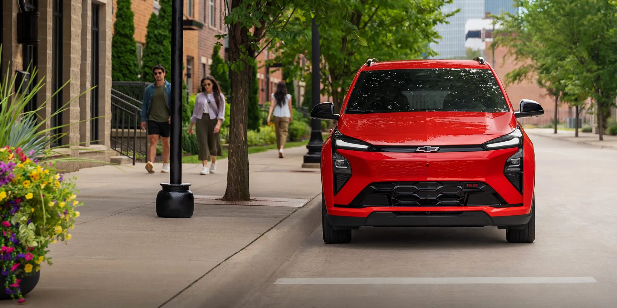 Chevrolet Bolt 2027 rouge vu de face sur une rue urbaine.