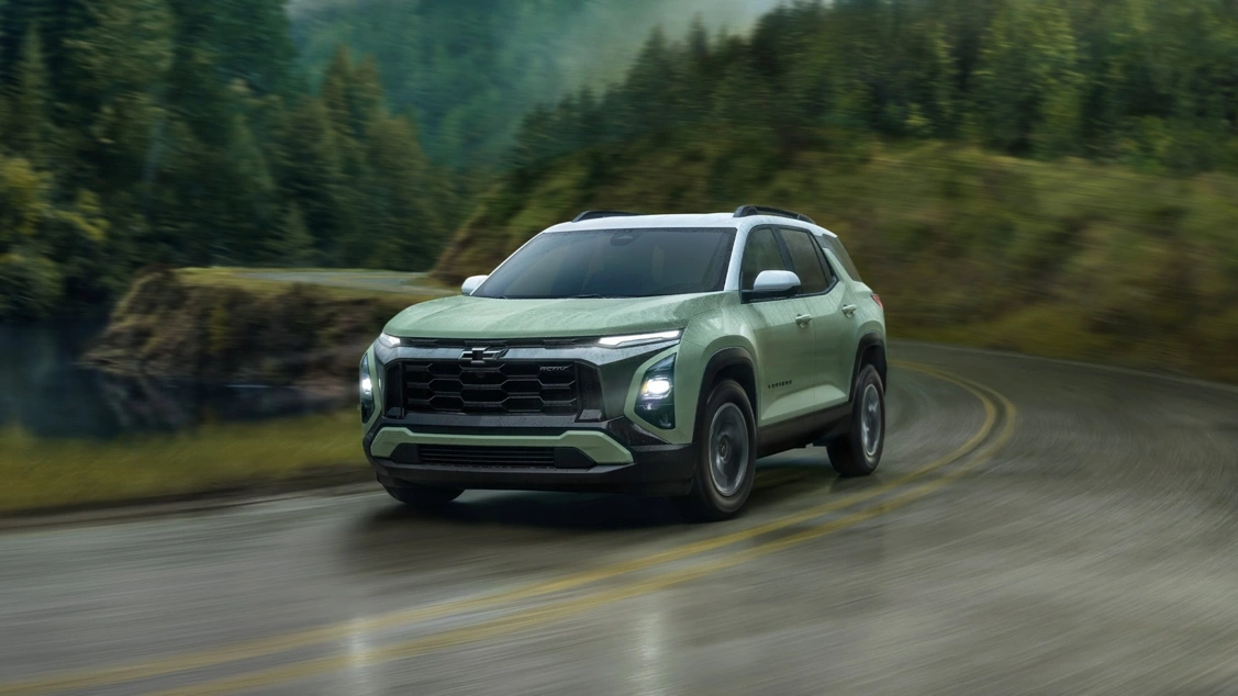 Chevrolet Equinox 2026 sur une route sinueuse en forêt. Un VUS compact 2026 polyvalent de notre sélection.