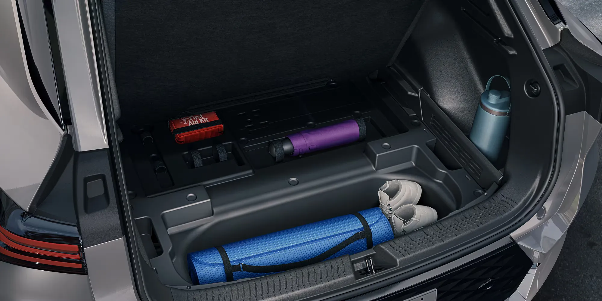 Compartiment de rangement du Chevrolet Equinox EV 2026 avec câbles et accessoires.