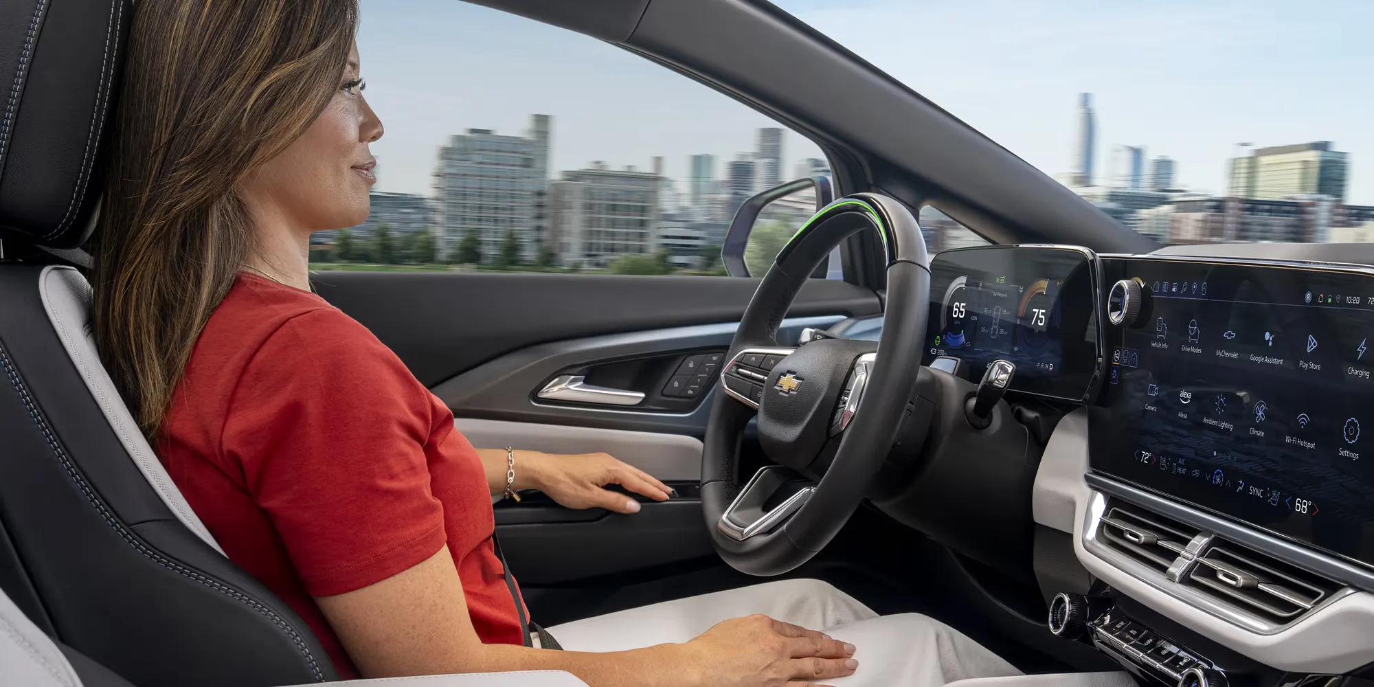 Conductrice au volant du Chevrolet Equinox EV 2026 avec vue sur l’habitacle.