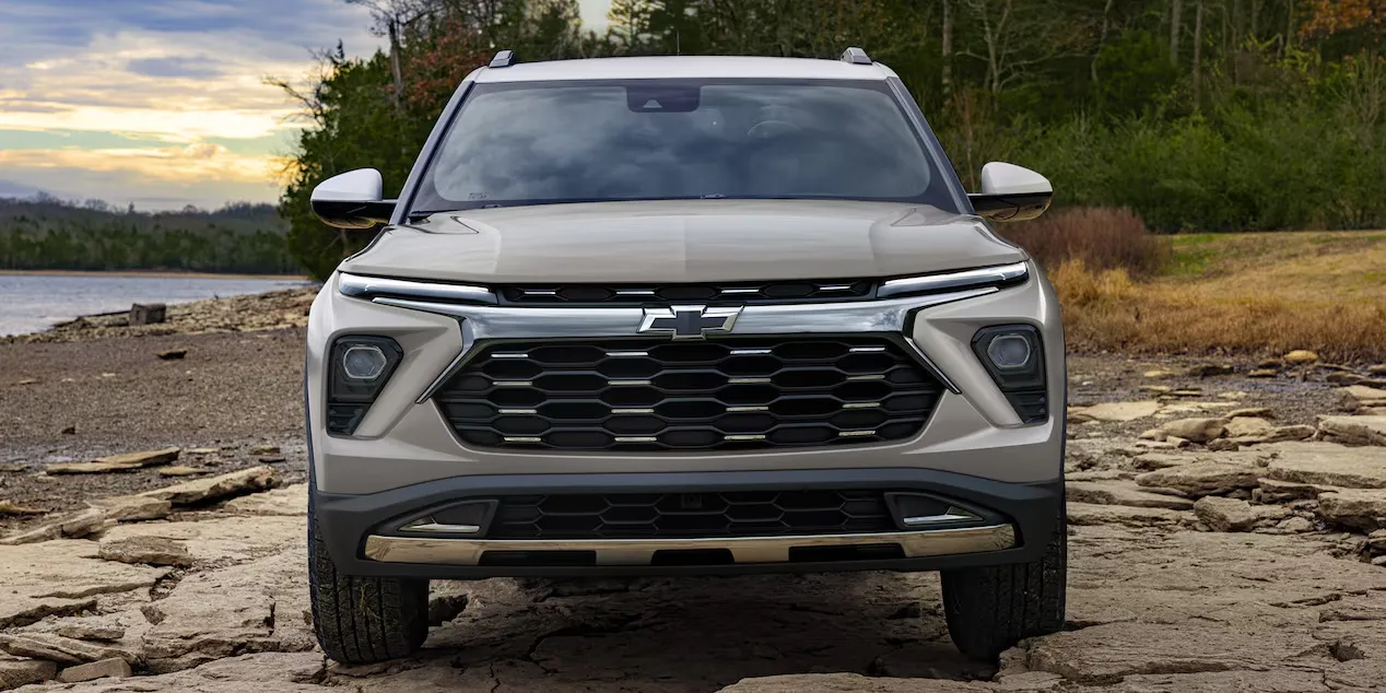 Chevrolet Trailblazer 2026 blanc vu de face sur un terrain rocailleux.