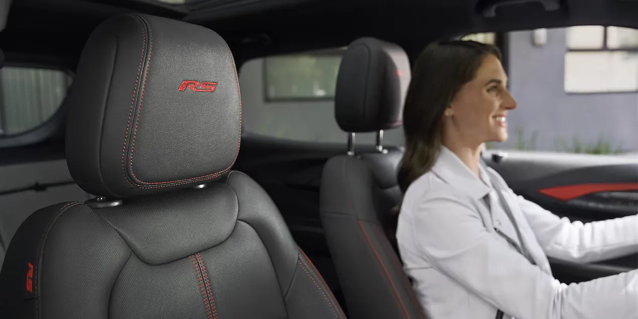 Intérieur du Chevrolet Trailblazer 2026 avec siège RS et conductrice au volant.