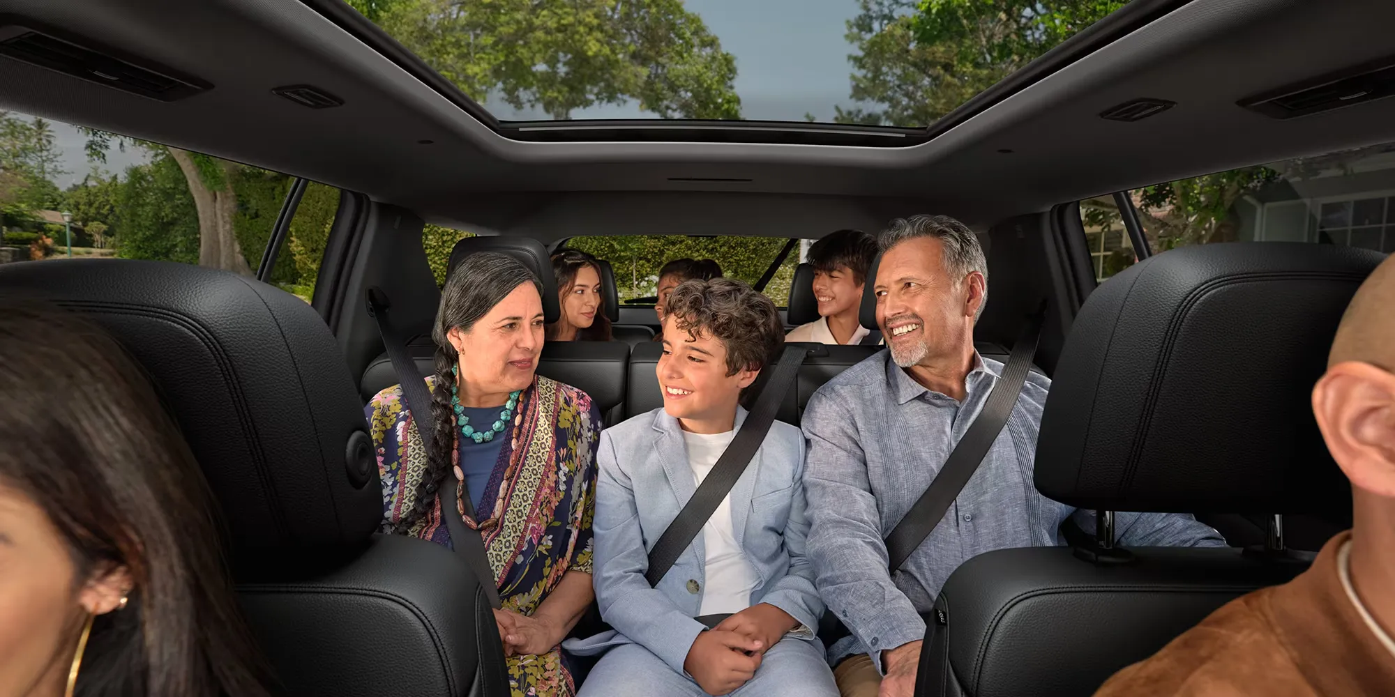Famille installée à bord du Chevrolet Traverse 2026 avec toit ouvrant panoramique.