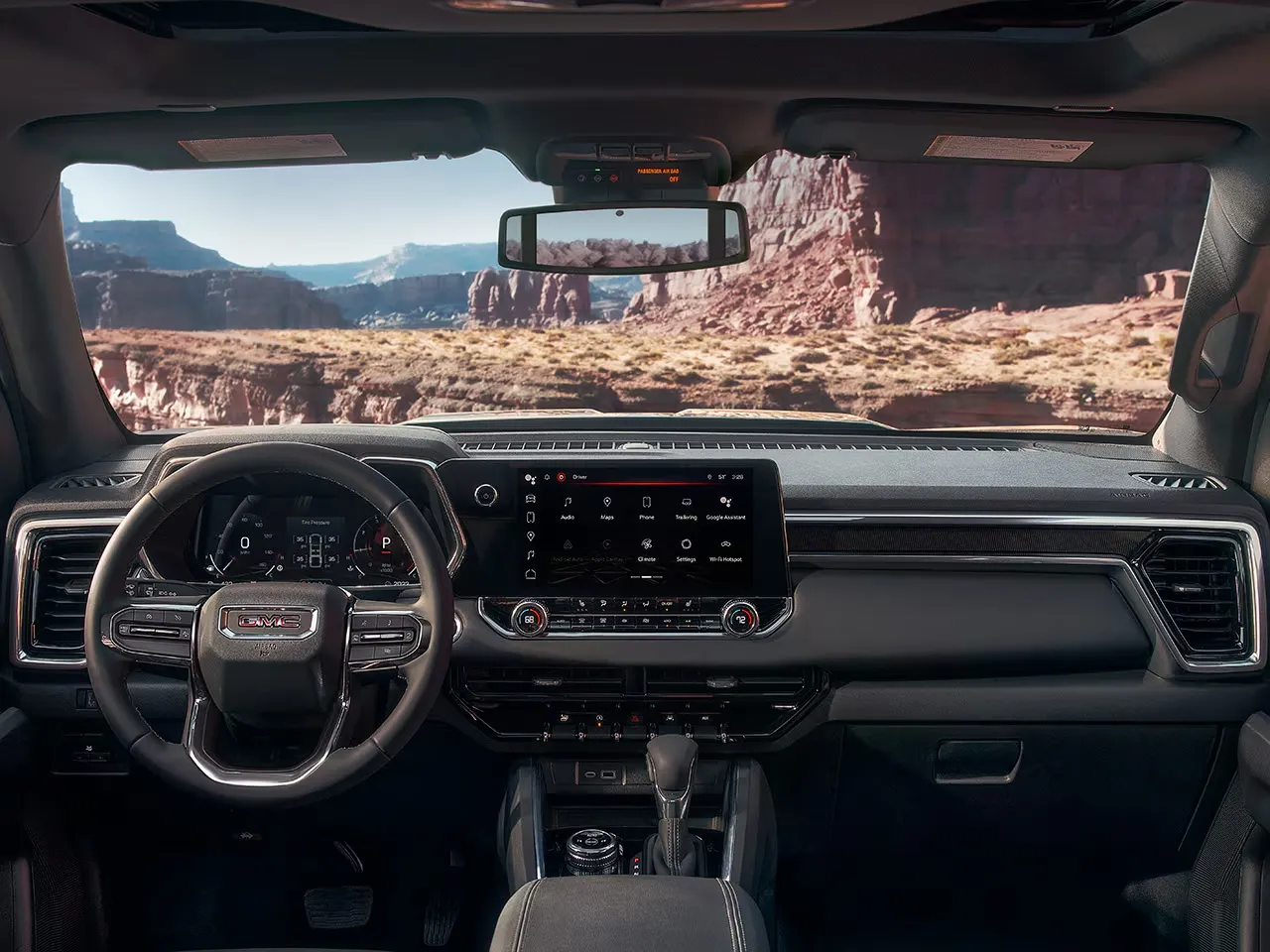Intérieur du GMC Canyon 2026 avec volant, écrans et tableau de bord.