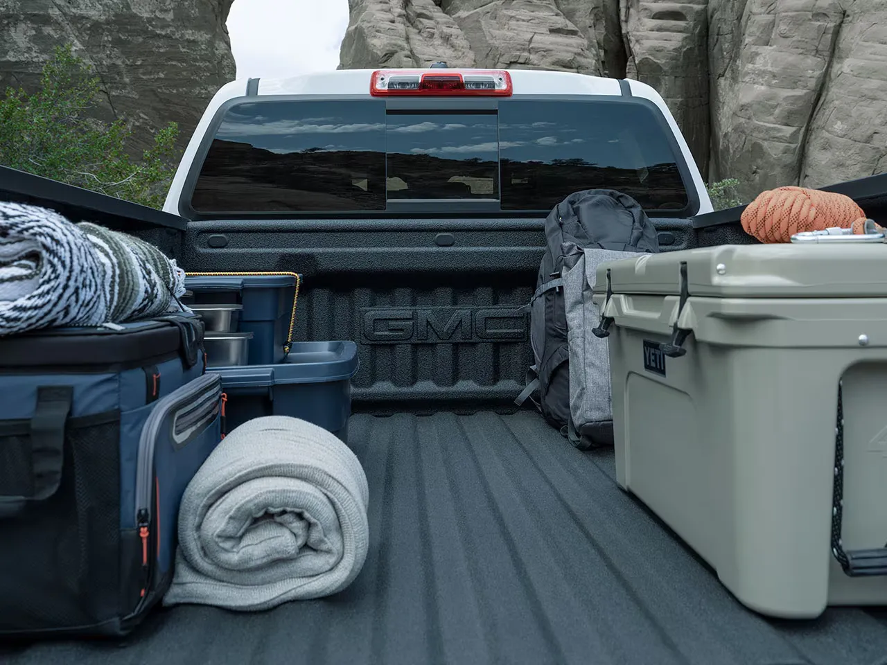 Caisse du GMC Canyon 2026 remplie d’équipement de plein air et de rangement.