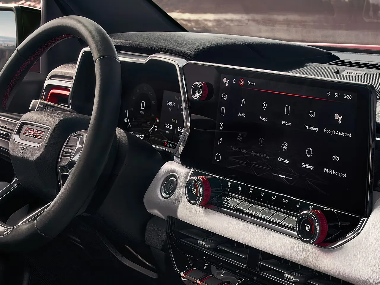 Écran central et commandes du GMC Canyon 2026 dans l’habitacle.