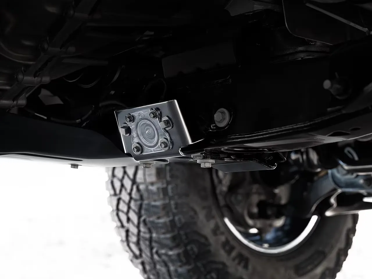 Dessous et suspension du GMC Canyon 2026 en utilisation hors route incluant la caméra arrière avec vue d’attelage.