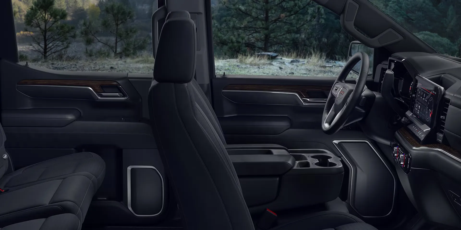 Intérieur du GMC Sierra 1500 2026 avec sièges avant, console centrale et tableau de bord.