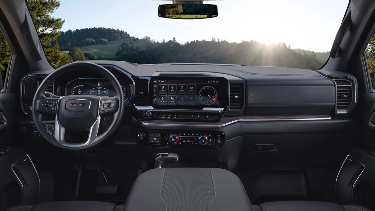 Habitacle du GMC Sierra 1500 2026 avec grand écran central et volant.
