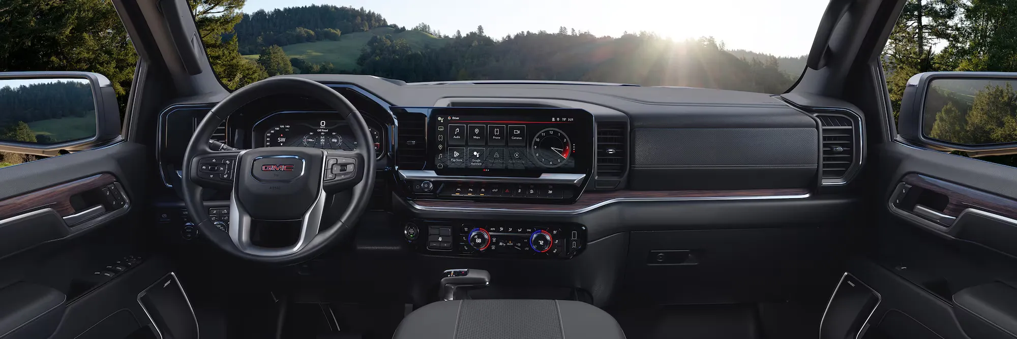 Tableau de bord et habitacle du GMC Sierra 1500 2026 vus depuis les sièges avant.