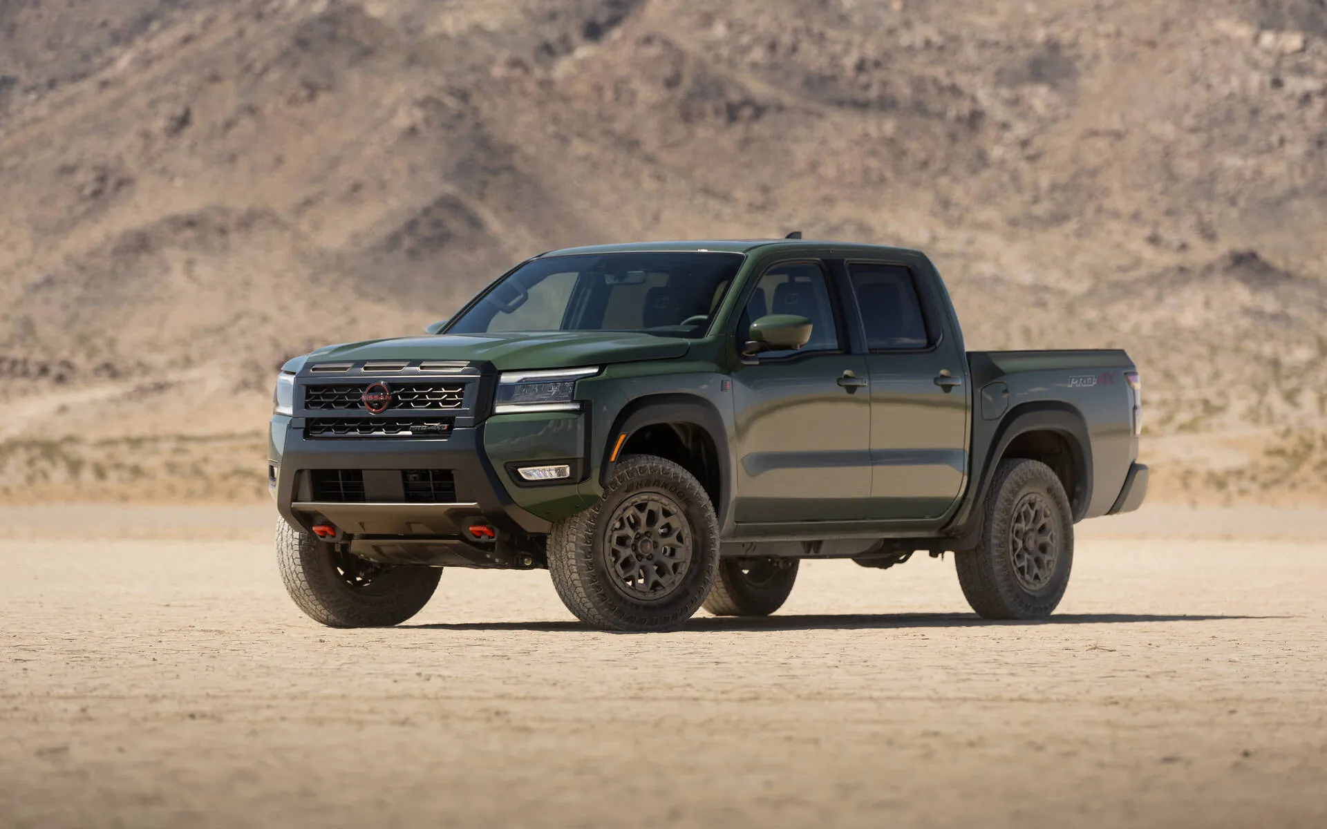 Nissan Frontier 2026 vert stationné dans un décor désertique pour illustrer ce pickup intermédiaire.