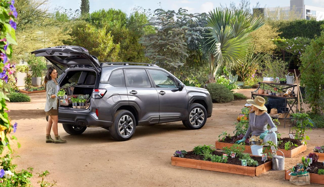Subaru Forester 2026 avec le hayon ouvert dans un espace extérieur. Un VUS compact 2026 axé sur la polyvalence et le chargement.