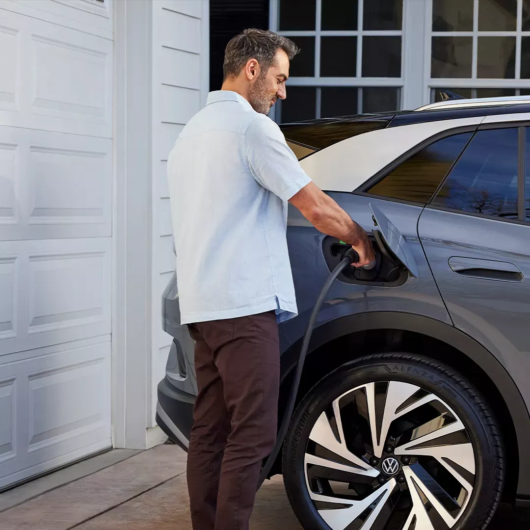 Volkswagen ID.4 2026 branché à domicile pendant la recharge.