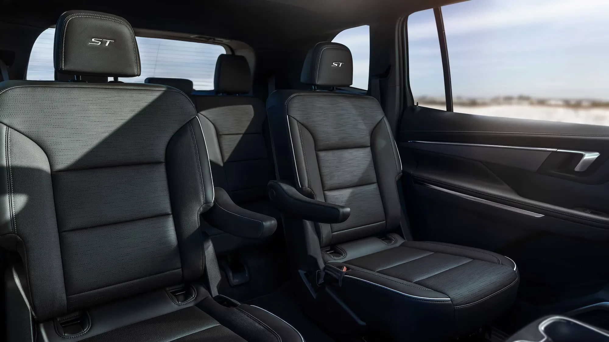 Habitacle du Buick Enclave 2026 avec sièges confortables et configuration adaptée aux familles.