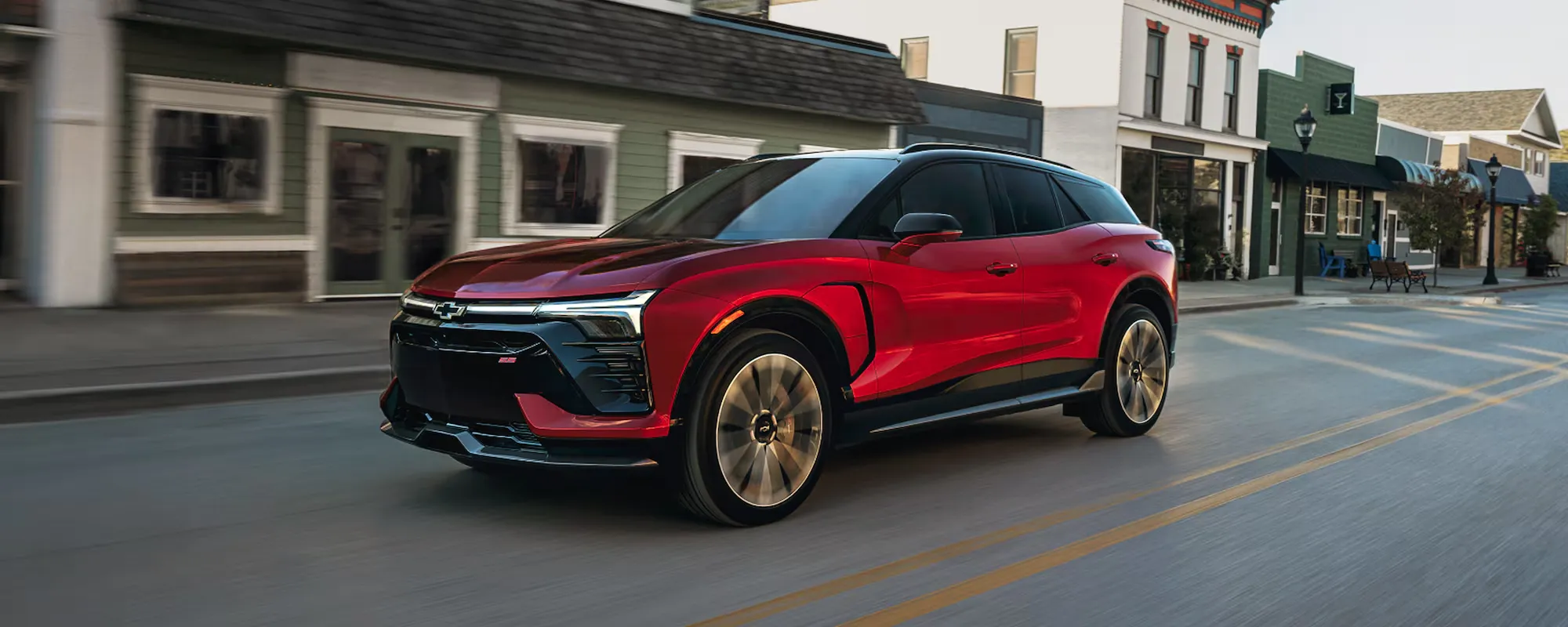 Chevrolet Blazer EV 2026 rouge en conduite dynamique.