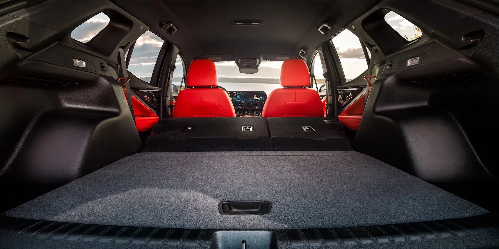 Espace de chargement du Chevrolet Blazer EV 2026 avec sièges arrière rabattus.
