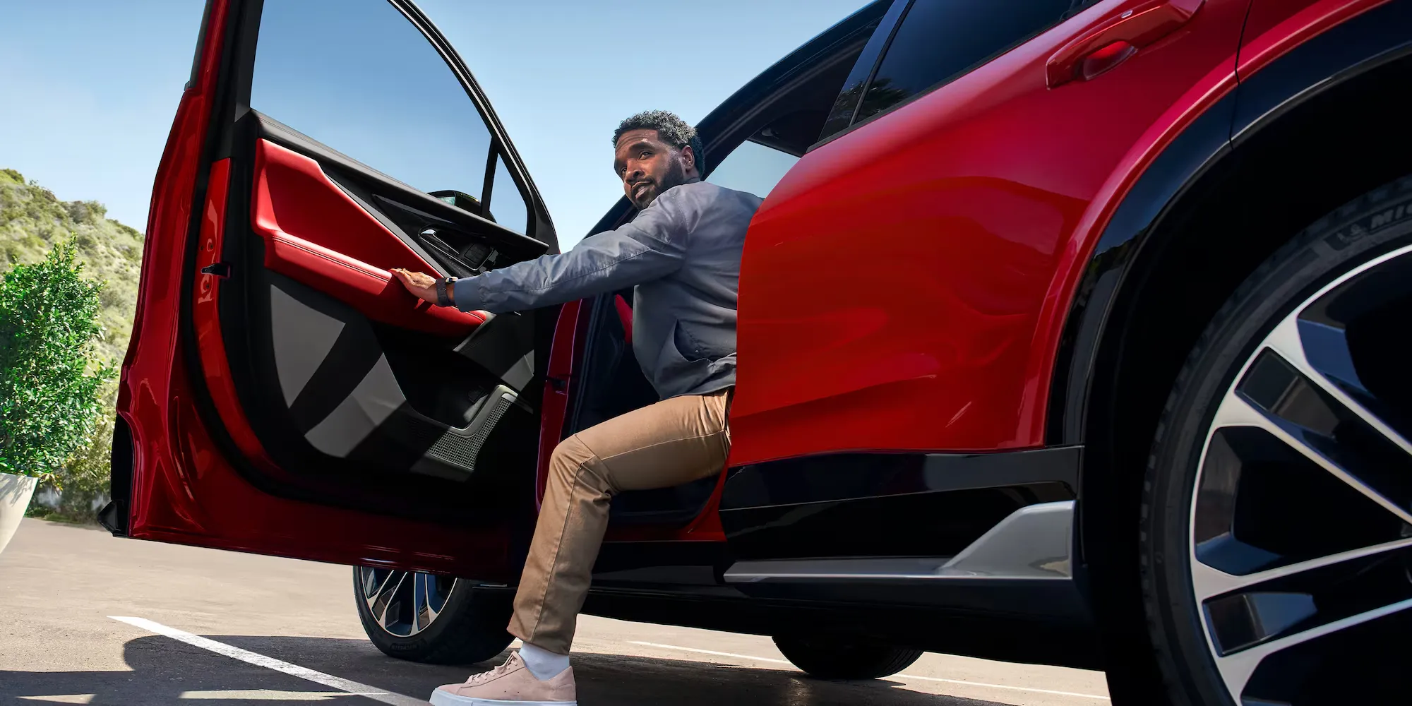 Conducteur montant à bord du Chevrolet Blazer EV 2026 rouge.