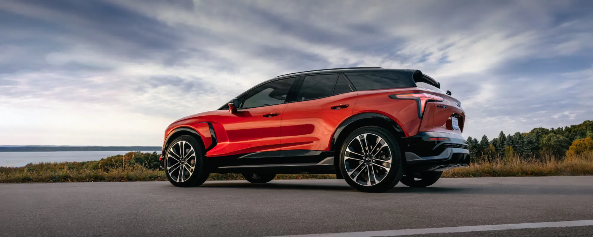 Chevrolet Blazer EV 2026 rouge vu de profil pour comparer les modèles chez Lussier GM.