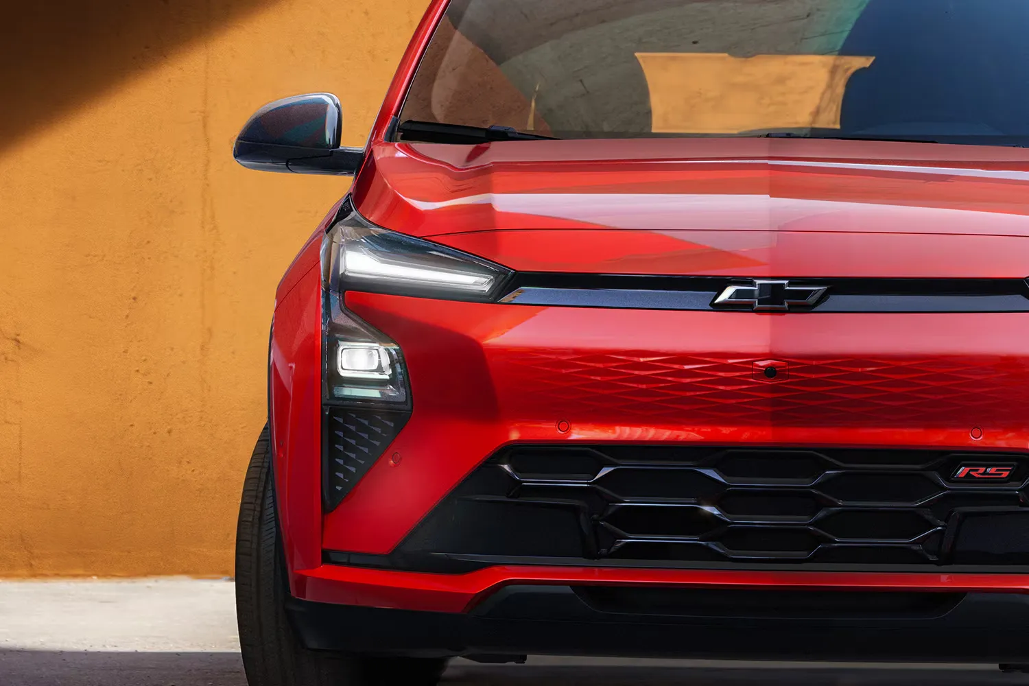 Vue avant du Chevrolet Bolt 2027 rouge utilisée dans le comparatif avec le Nissan Leaf.