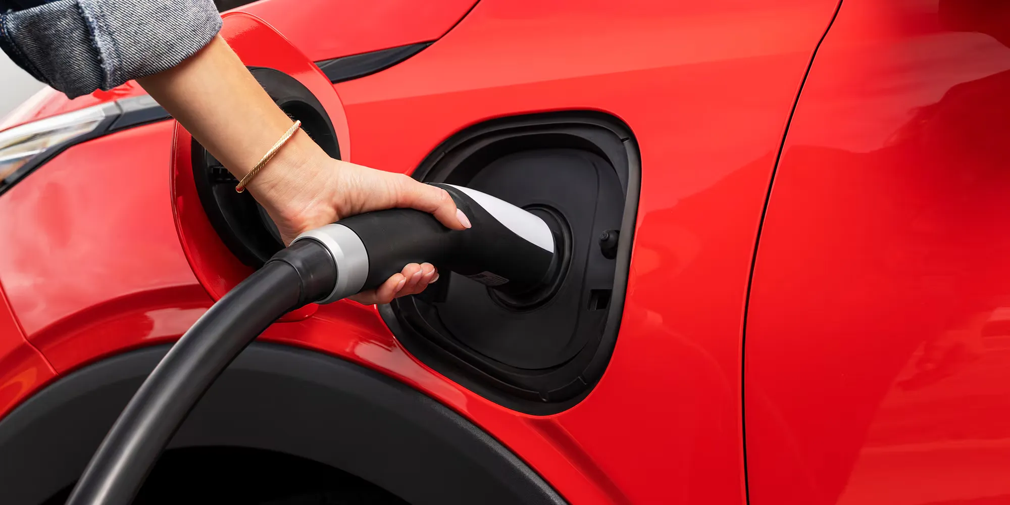 Recharge rapide d’un véhicule électrique Chevrolet Bolt 2027 rouge.