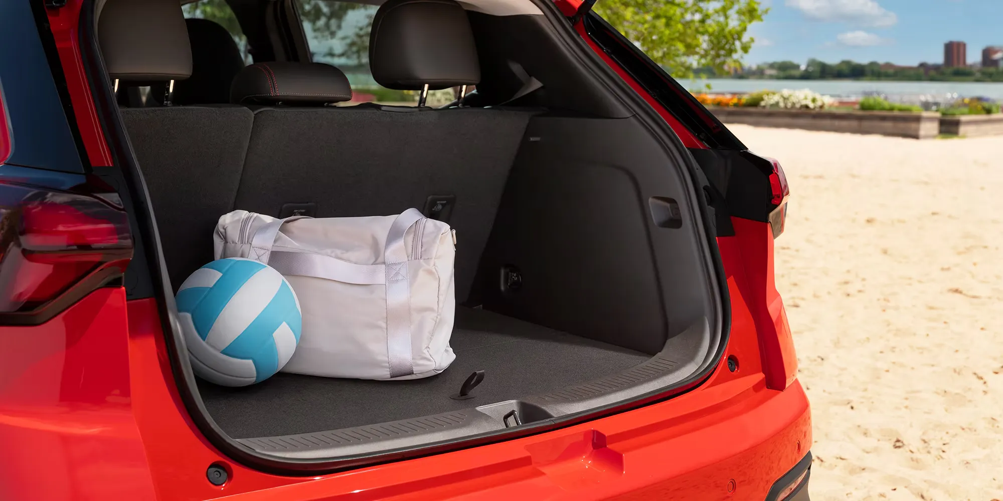 Coffre du Chevrolet Bolt 2027 avec espace de chargement pour les déplacements quotidiens.