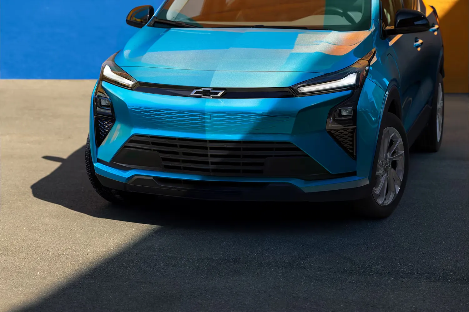 Chevrolet Bolt 2027 bleu illustrant la fiabilité et la garantie de batterie du véhicule électrique.
