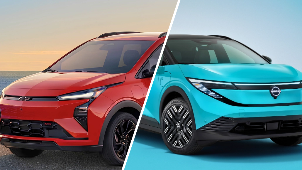 Comparatif visuel entre le Chevrolet Bolt 2027 rouge et le Nissan Leaf 2027 bleu.
