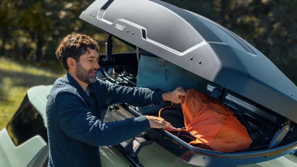 Chevrolet Equinox 2026 avec coffre de toit, montrant la modularité et l’espace de chargement.