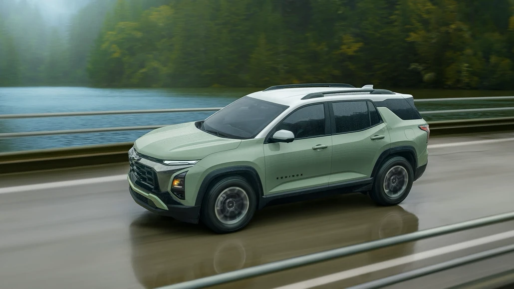 Chevrolet Equinox 2026 en conduite sur route humide, avec une consommation comparable au GMC Terrain.