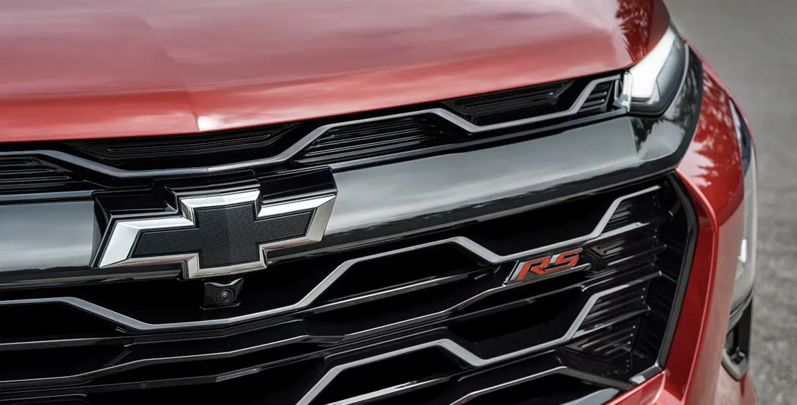 Calandre avant du Chevrolet Equinox 2027 rouge avec emblème Chevrolet et finition RS.