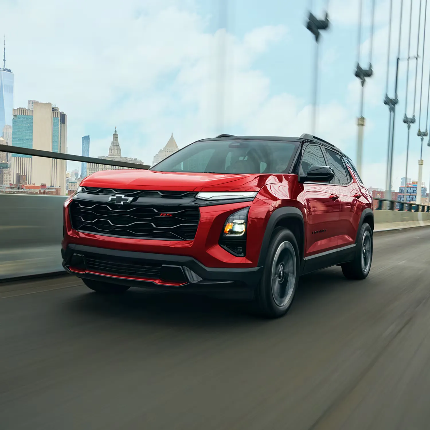 Chevrolet Equinox 2027 rouge en conduite urbaine pour illustrer sa performance et sa motorisation.
