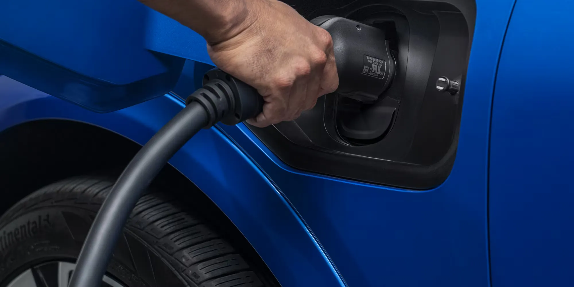 Recharge du Chevrolet Equinox EV 2026 avec prise branchée.