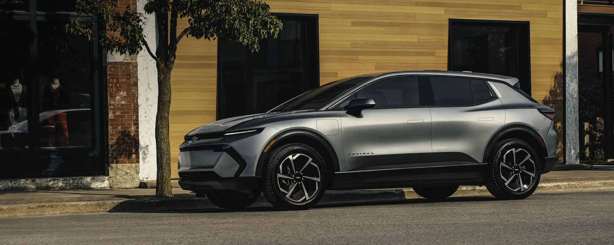 Chevrolet Equinox EV 2026 gris de profil pour un usage quotidien.