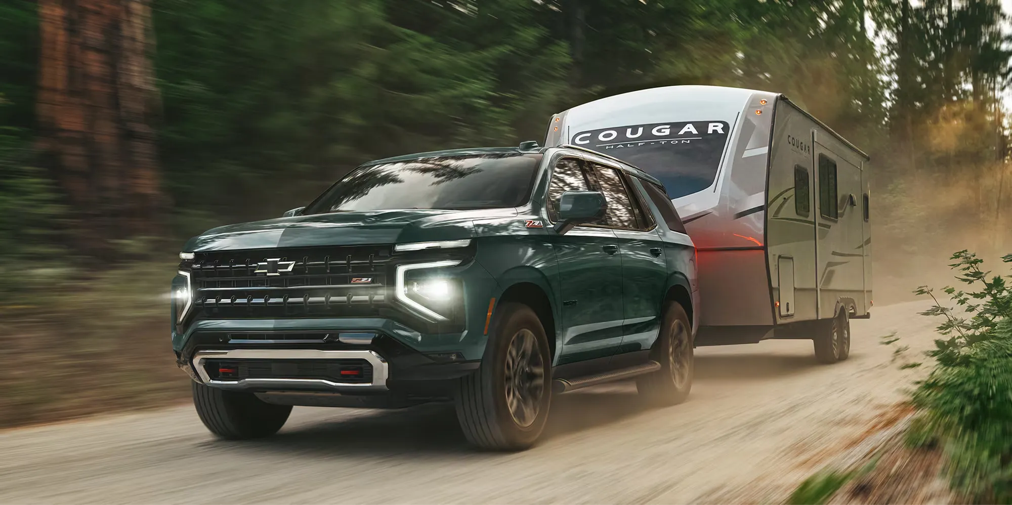 Chevrolet Tahoe 2026 avec remorque, illustrant sa capacité de remorquage pour les voyages en famille.