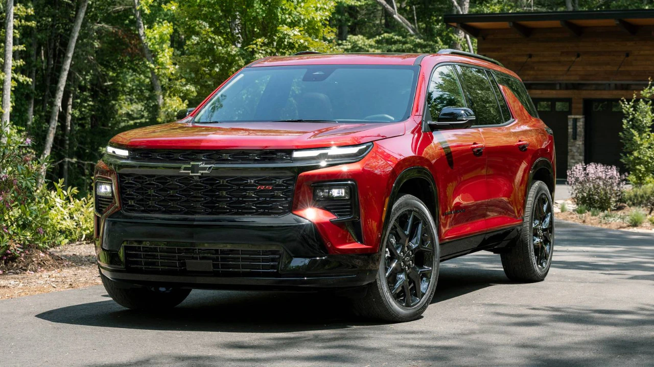 Chevrolet Traverse 2026 rouge, un VUS familial polyvalent pouvant accueillir jusqu’à 8 passagers.