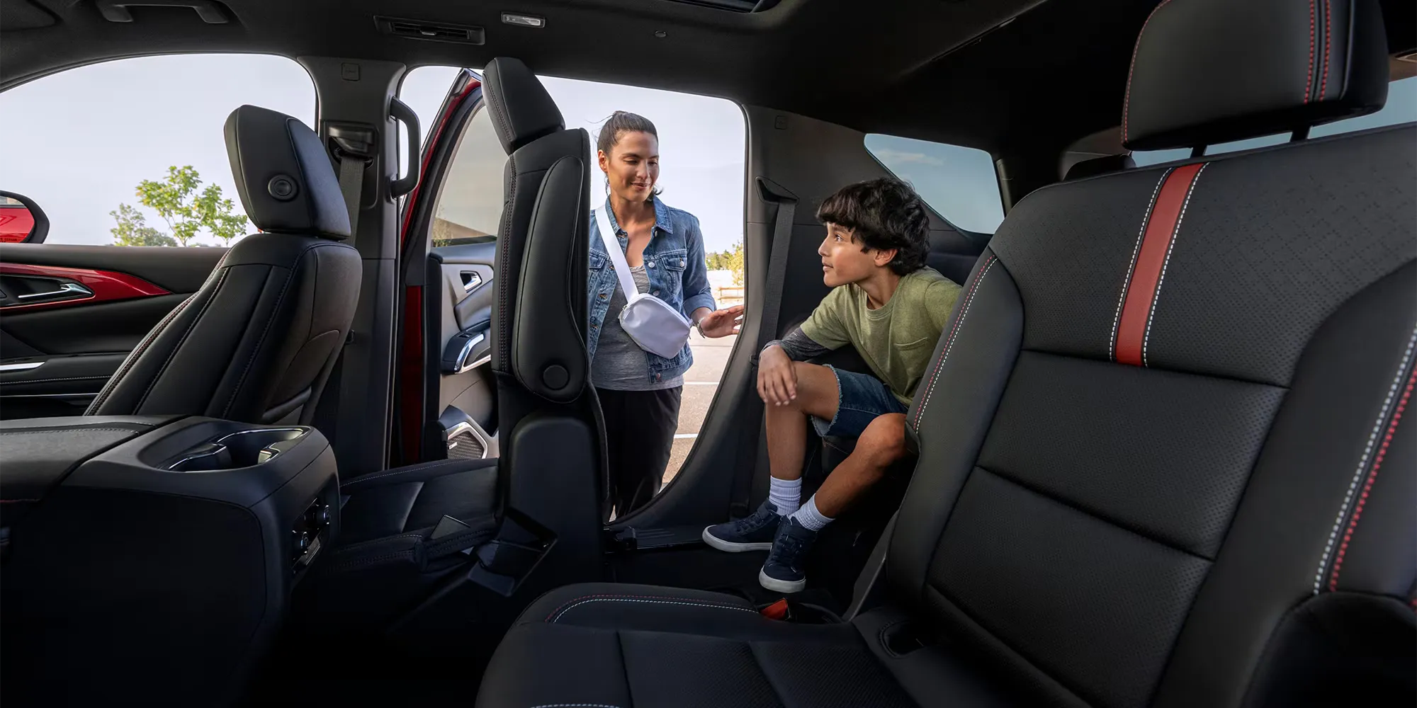 Intérieur du Chevrolet Traverse 2026 avec passagers pour trouver un véhicule de road trip.