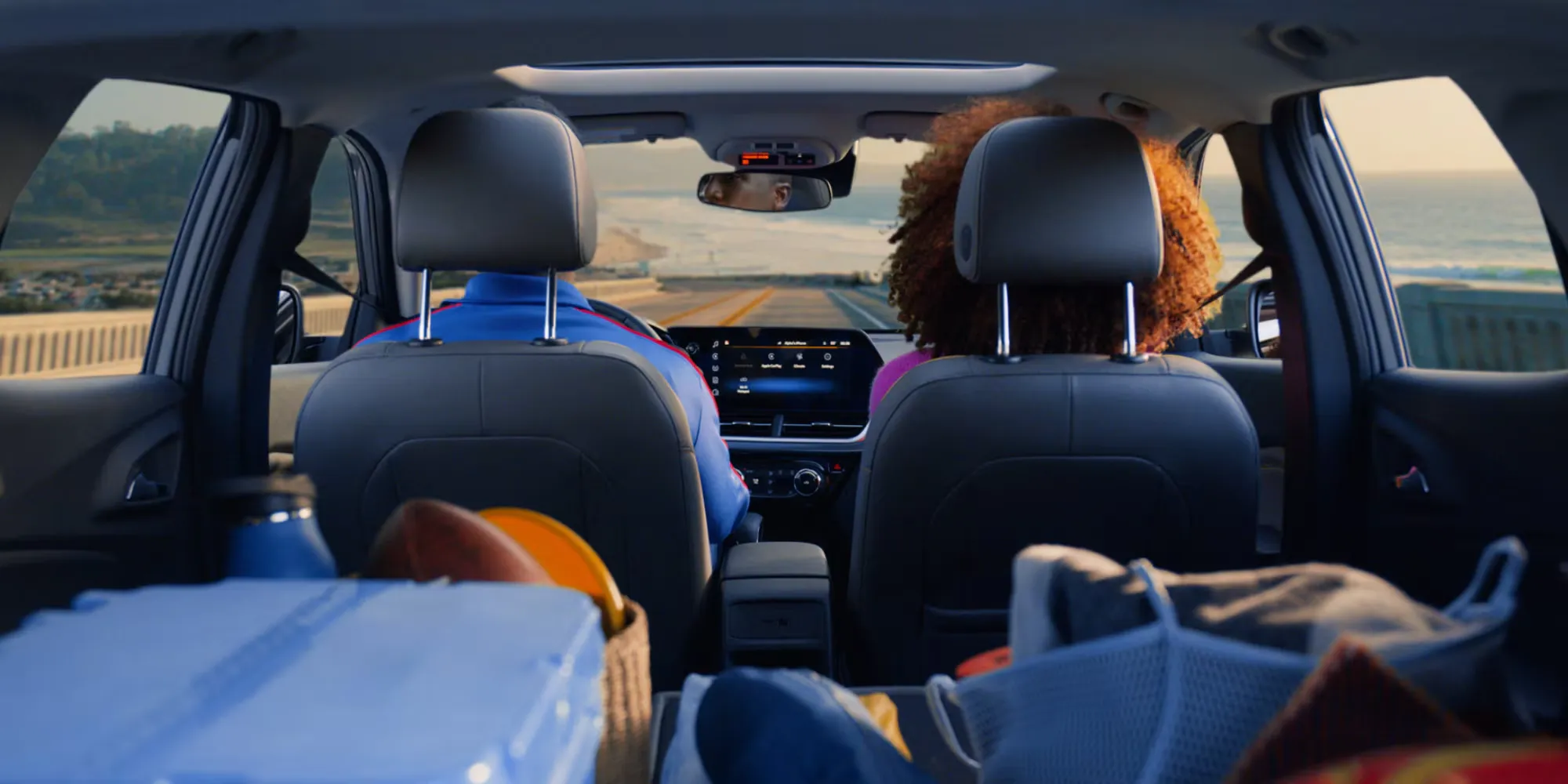 Intérieur du Chevrolet Trax 2026 avec bagages pour un voyage sur la route.