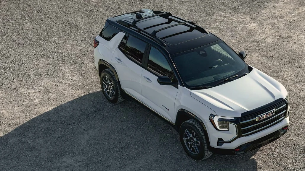 GMC Terrain 2026 vu de haut, un VUS compact aux dimensions proches du Chevrolet Equinox.