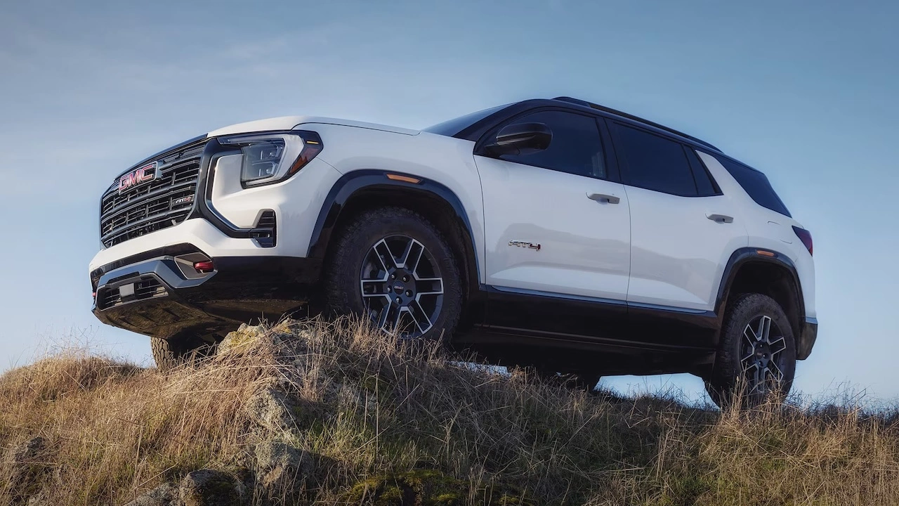 GMC Terrain 2027 blanc sur un terrain accidenté présentant son design robuste de VUS compact.