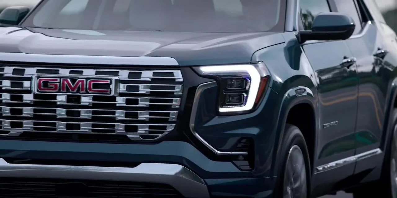 Vue avant du GMC Terrain 2027 avec calandre GMC et phares en forme de C.