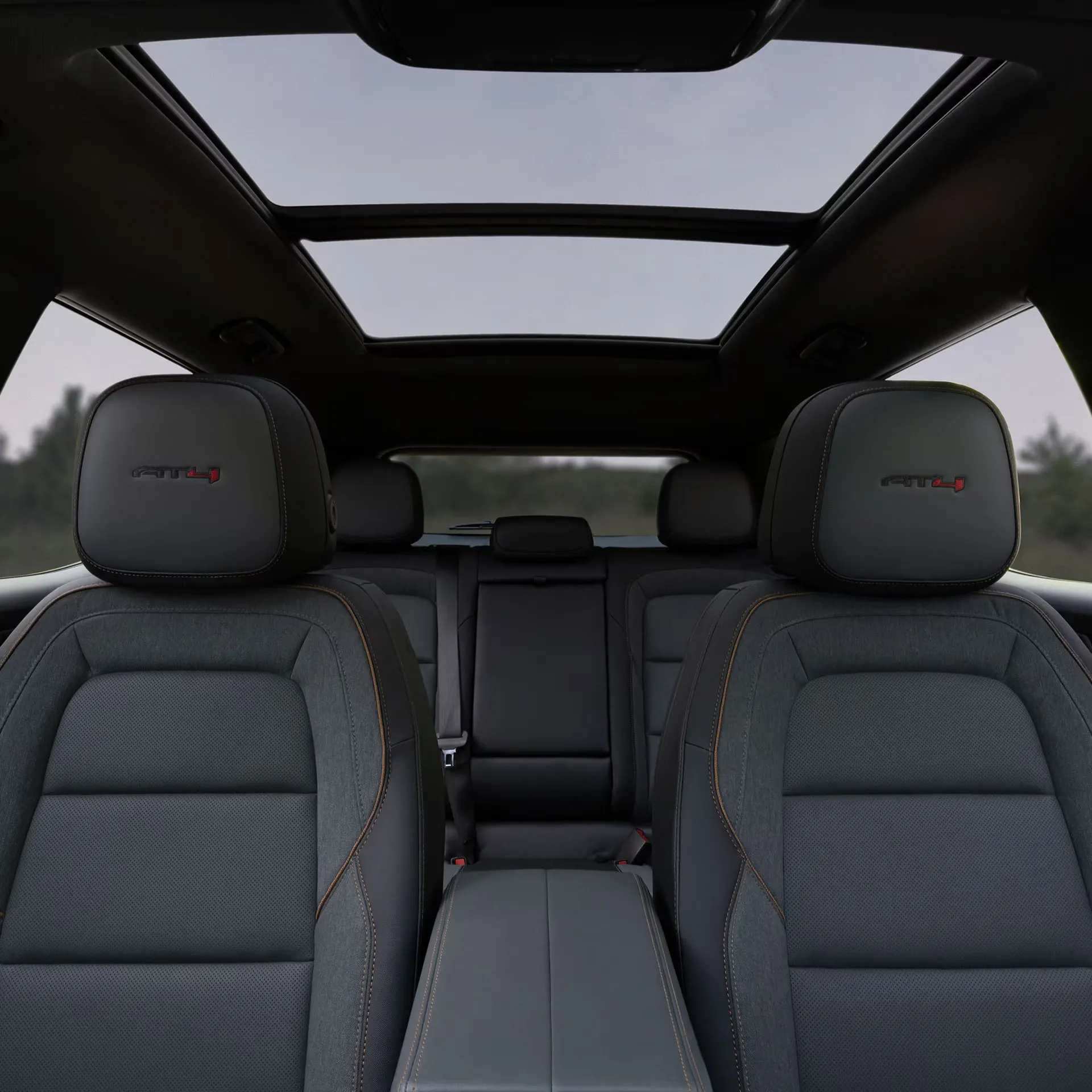 Habitacle du GMC Terrain 2027 avec sièges avant, toit panoramique et espace intérieur.