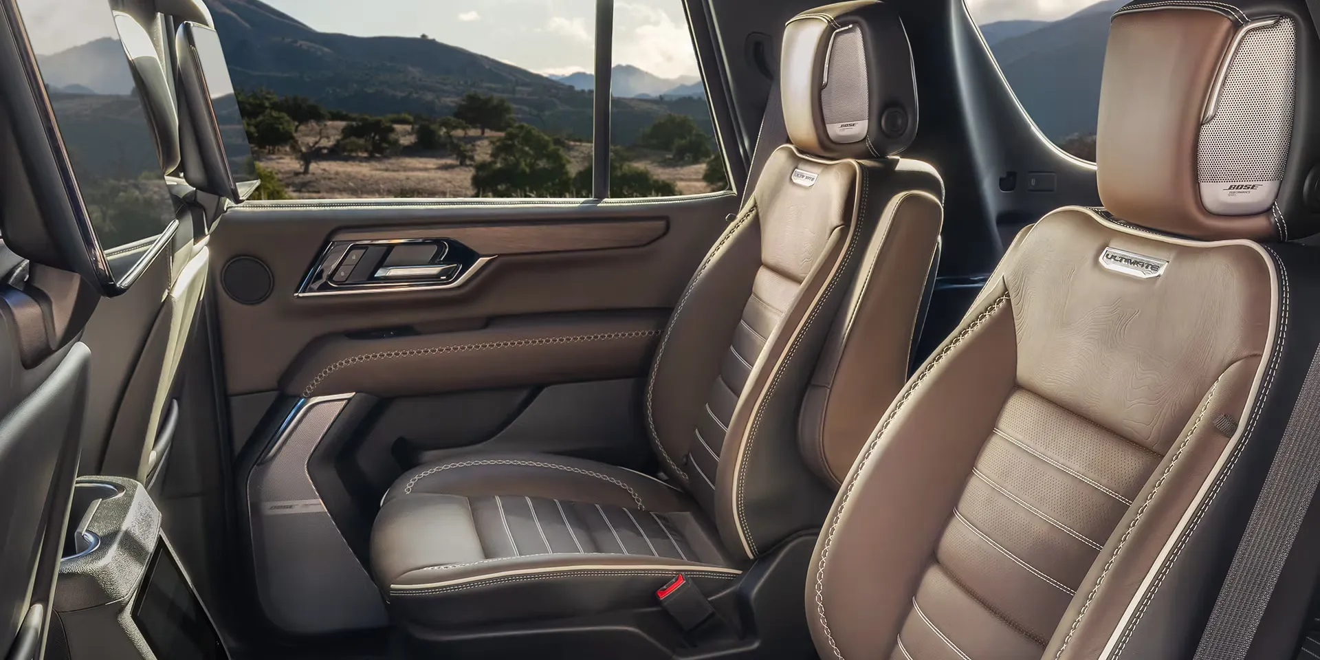 Intérieur du GMC Yukon 2026 avec sièges raffinés et habitacle confortable pour les passagers.