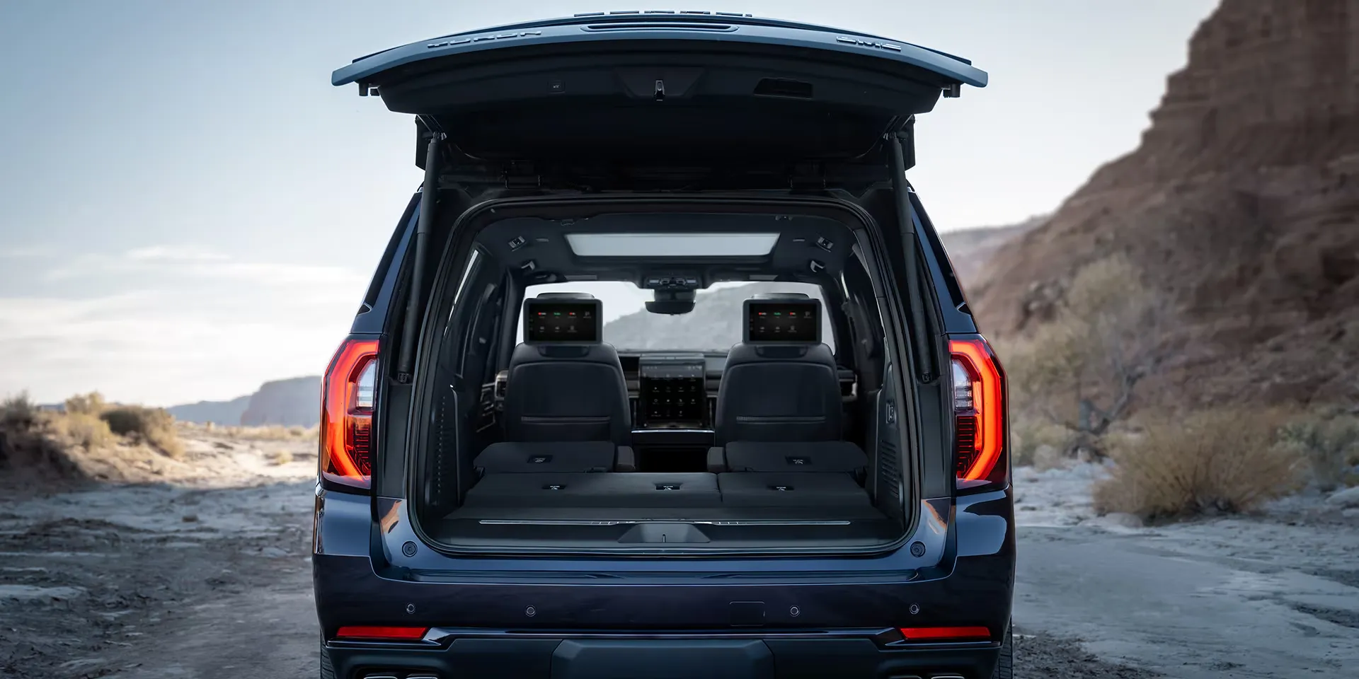 Espace cargo du GMC Yukon 2026, idéal pour transporter passagers, bagages et équipement.